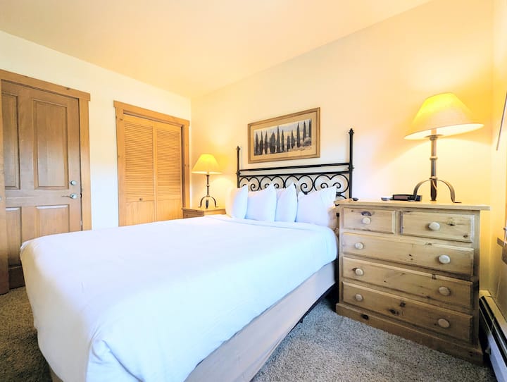 Očarujúca spálňa pre hostí s manželskou posteľou