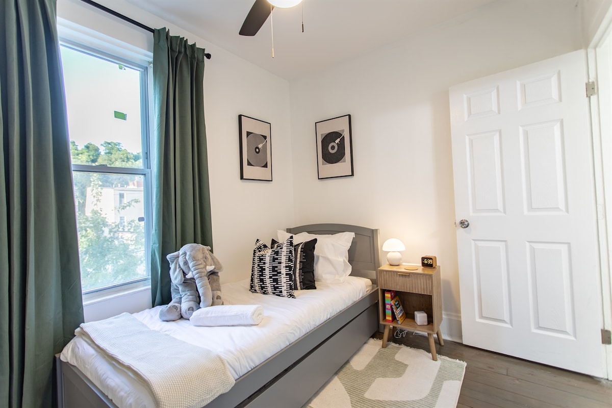 卧室配有单人床。 