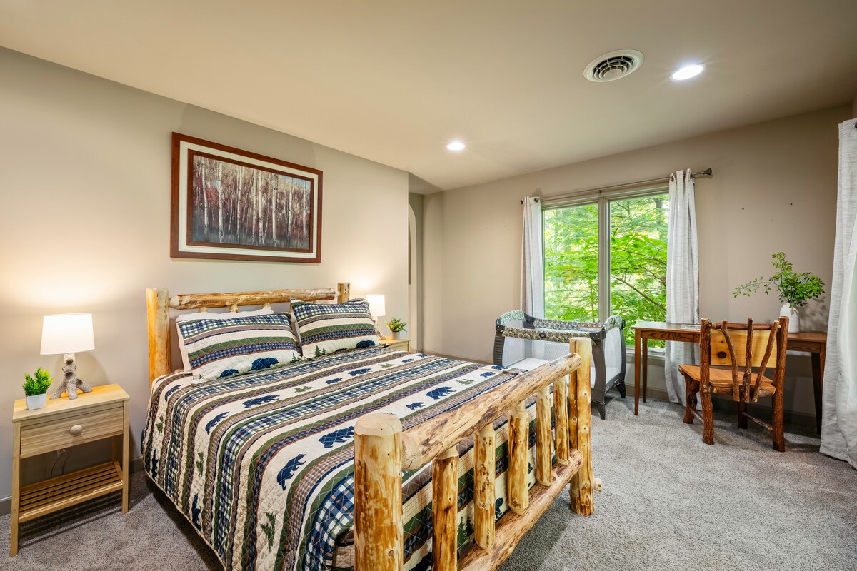 主卧配有一张标准双人床、露台通道、婴儿床、办公桌和一间套房卫生间。