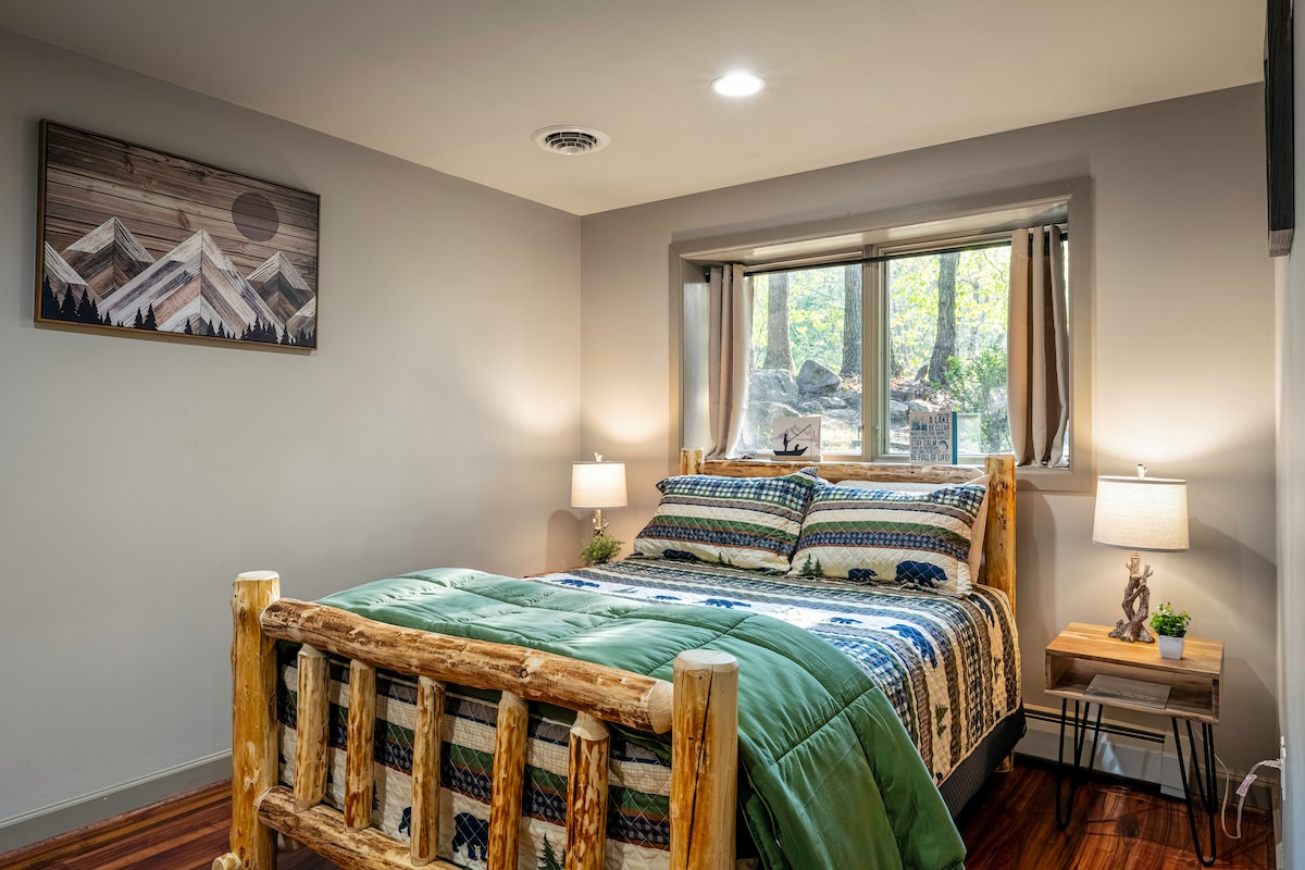 2号卧室配有一张双人床和一间套房浴室。