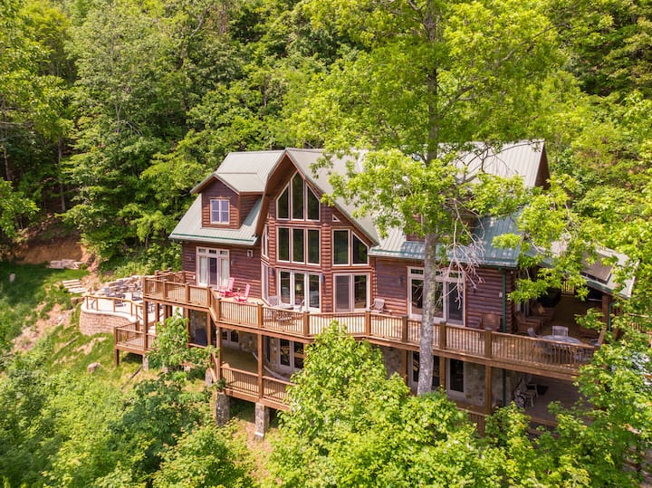 A High Country Retreat- Luxury, Hot Tub, Billards - Boone, NC