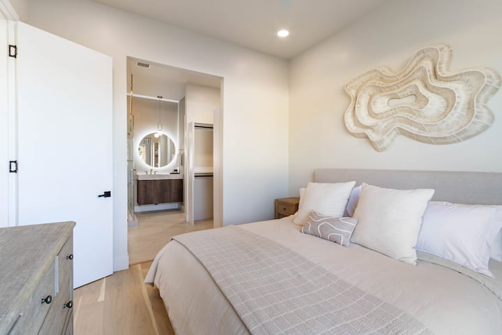 Slaapkamer 3 (hoofdniveau) - kingsize bed en eigen badkamer