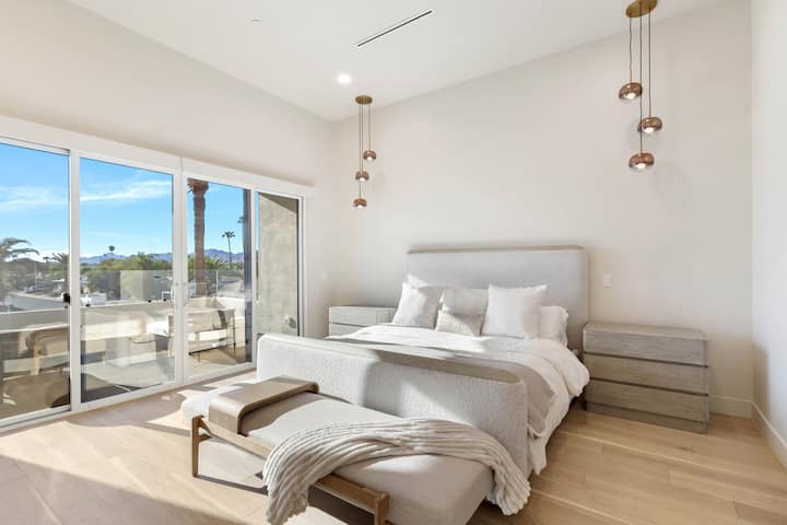 Primaire slaapkamer (2e verdieping) - kingsize bed en 65 inch smart-tv