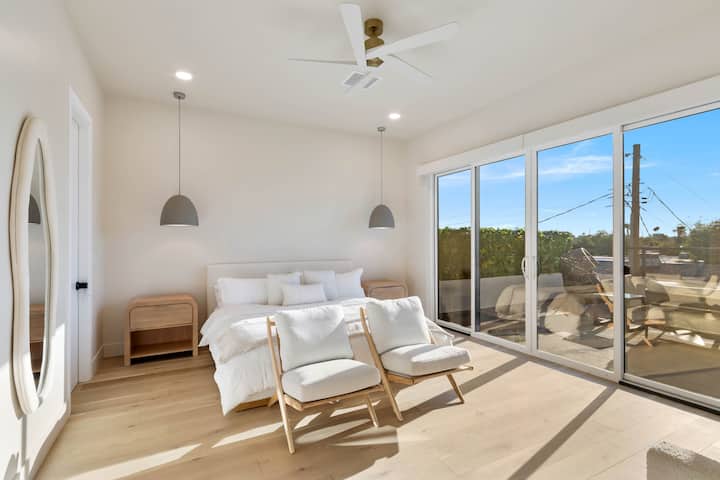 Slaapkamer 2 (bovenste verdieping) - kingsize bed en eigen patio