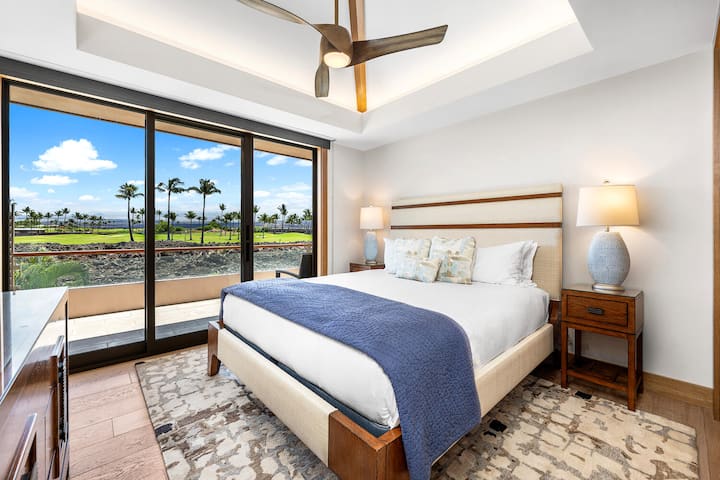 Dormitorio de invitados con cama tamaño king y lanai privado con vistas a la calle.