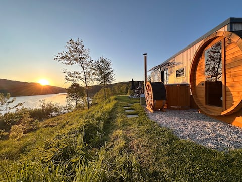 Tiny Chalet by the Lake with Sauna & Hot Tub