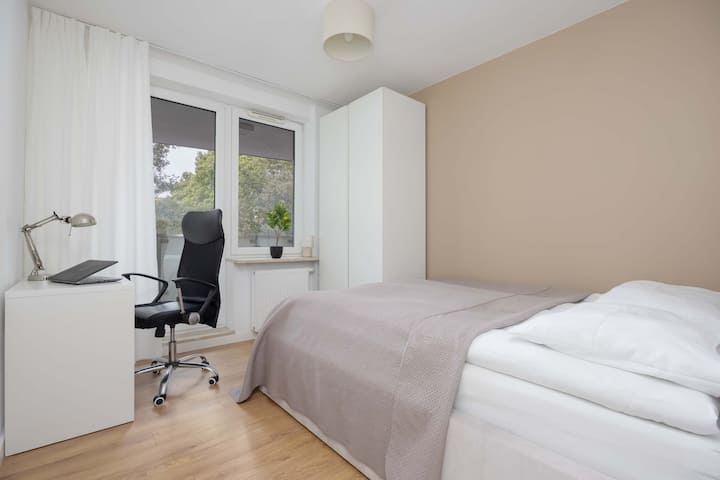 El dormitorio con un escritorio junto a la ventana combina la comodidad para descansar con un lugar cómodo para trabajar desde casa.