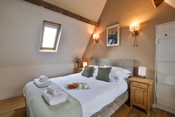 Двојна спална соба на најгорниот кат со брачен кревет – пространа, светла и убаво опремена.