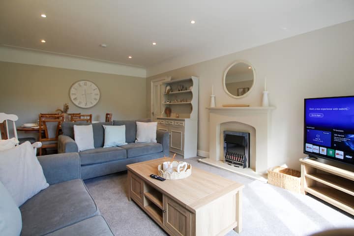 Spacious 3-bed Bungalow With Parking In Pensby - Wirral