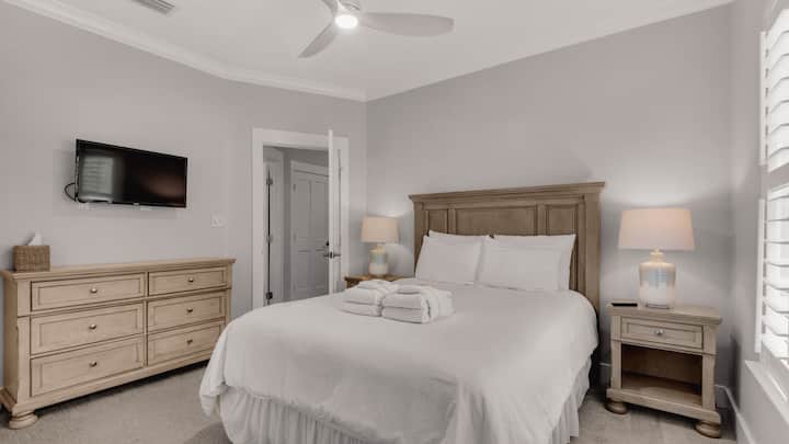 Magnolia Breeze - חדר שינה עם מיטת קווין סייז