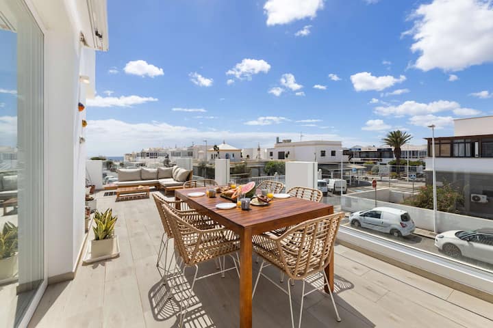 Beachfront Penthouse: Rooftop Sea Views