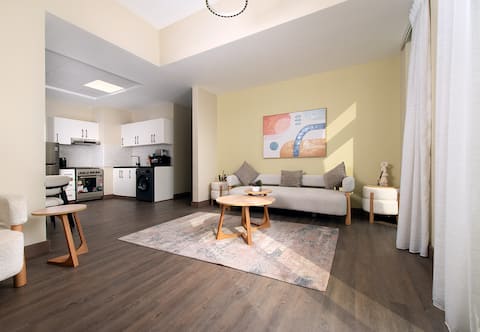 Top Airbnb: Modern 2BR w/ Pool & Gym & Free Parking Al Jaddaf in Al Jadaf
