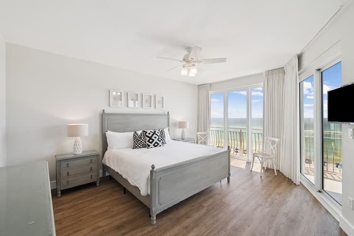 Suite principal con cama tamaño king frente al golfo