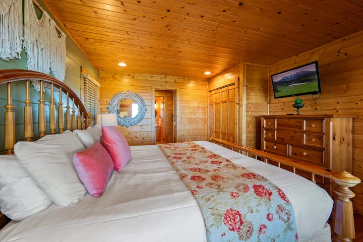 Spálňa – rustikálne drevo, mäkké pohodlie