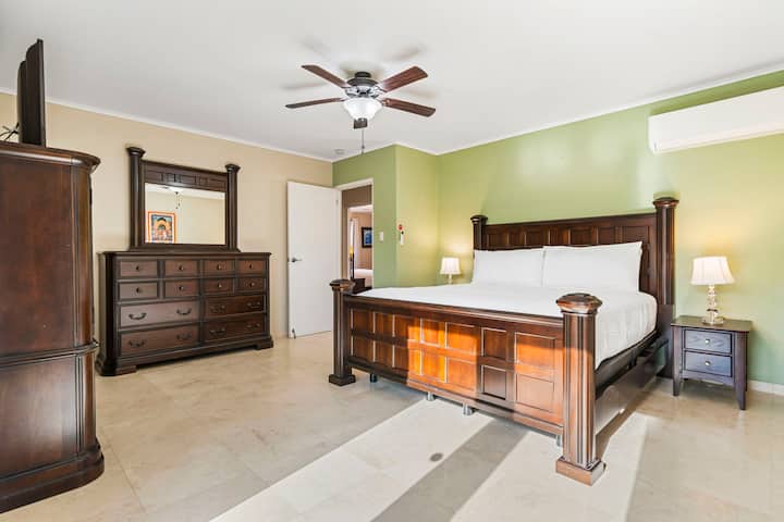 Во спалната соба 1 има брачен кревет (широк 180 - 200 см)