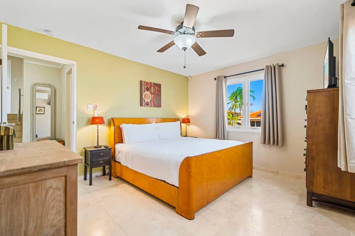 Во спалната соба 3 има брачен кревет (широк 150-179 см)