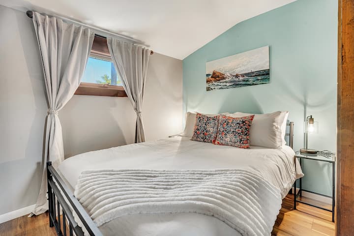 Veľká manželská posteľ + inteligentná televízia a zatemňovacie závesy