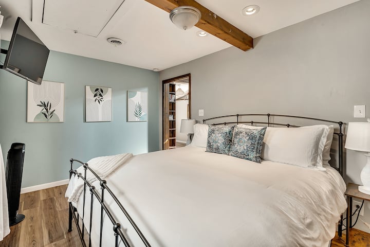 Veľká manželská posteľ + inteligentná televízia a zatemňovacie závesy