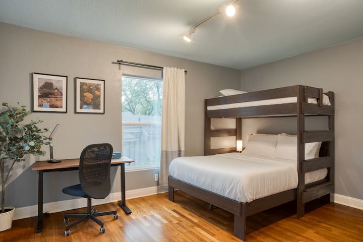 Spálňa 3 má manželskú posteľ a dvojlôžko na vyvýšenom poschodí.