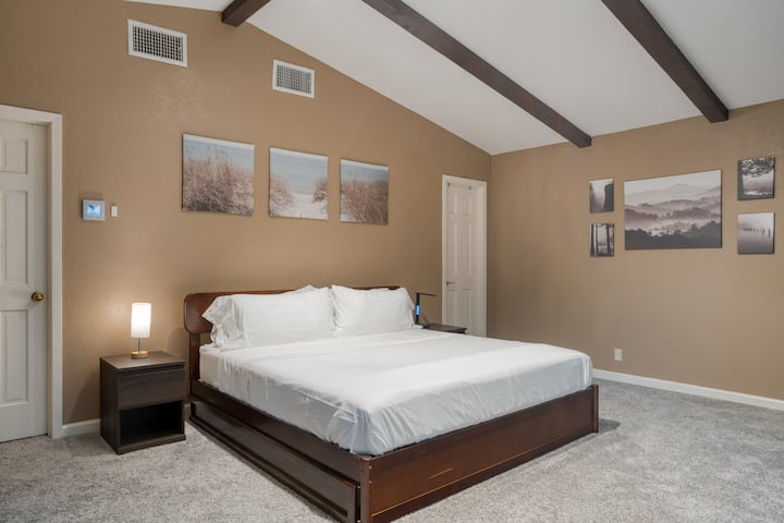 Hlavná spálňa má manželskú posteľ, posuvnú posteľ, rozkladaciu pohovku, televízor, kozub a vlastnú kúpeľňu.