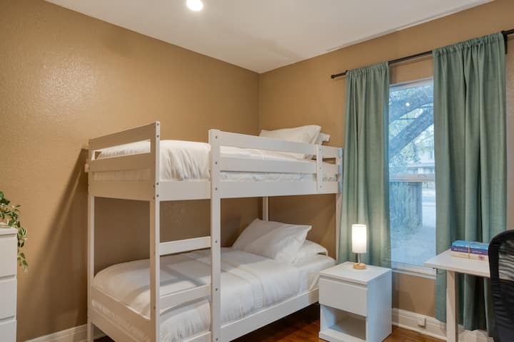 Spálňa 4 má poschodovú posteľ s dvoma samostatnými lôžkami a stolom vhodným na prácu s notebookom. 