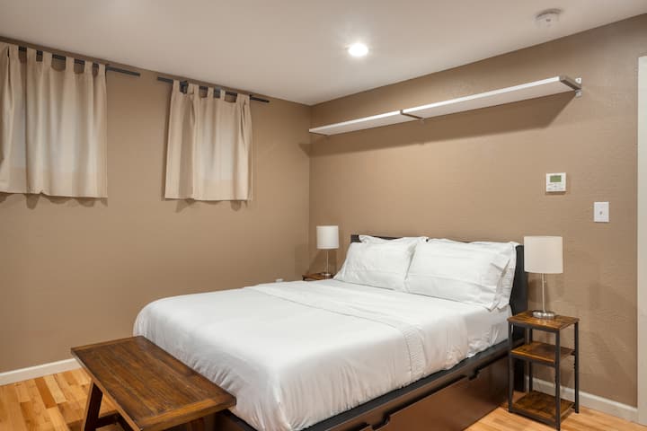 Spálňa 5, ktorá sa nachádza v prístavku, má manželskú posteľ a televízor.