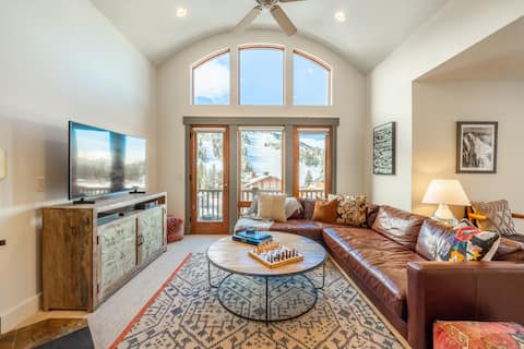 Ski-in/out Gorgeous Views, Heated Pool & Hot Tub