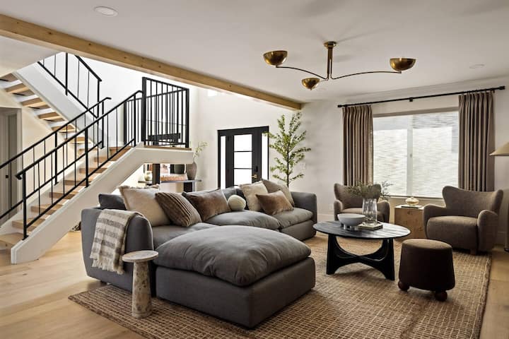 The Wilder: Pickleball Court, Pool, & Game Room - Airbnb