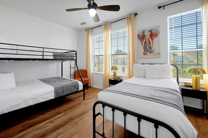 Спалня за гости (две единични и едно двойно легло) – 3-ти етаж