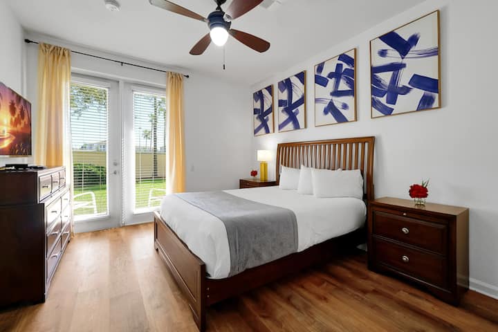 Спалня с двойно легло queen size на долния етаж