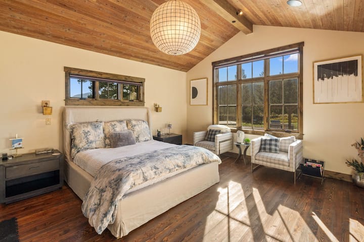 Primary Bedroom w. En-Suite