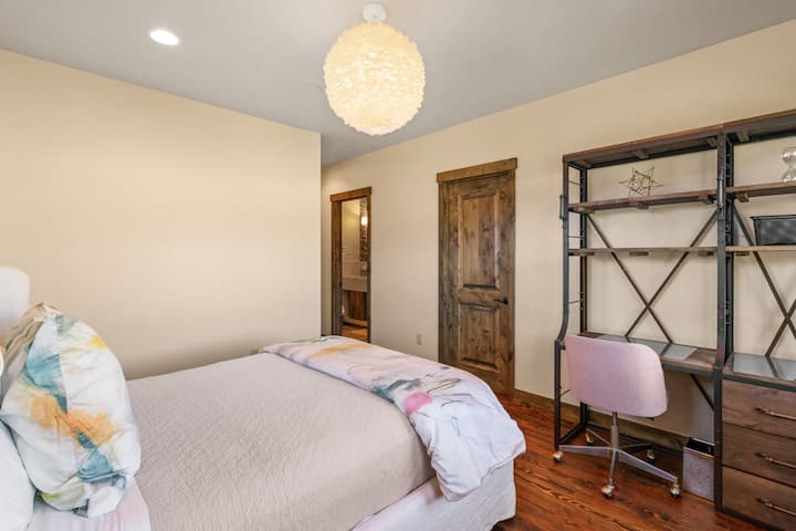 Junior Primary Suite w. En-Suite (work space)