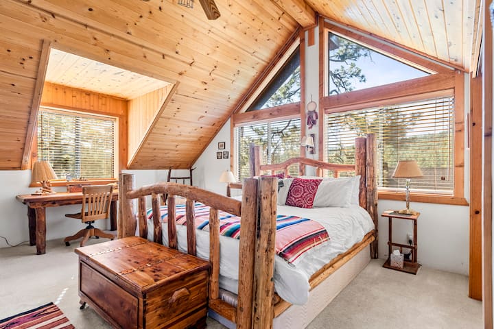 El dormitorio principal cuenta con una cama tamaño king y un baño privado.