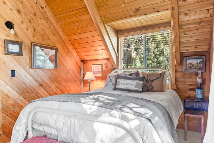 El dormitorio 2 cuenta con una cama tamaño queen y una terraza privada.