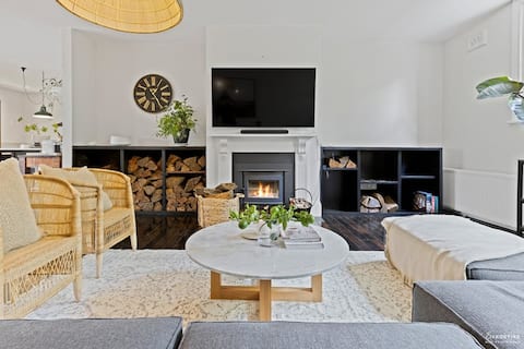 The Waratah House- Indoor Sauna& Outdoor fire pit