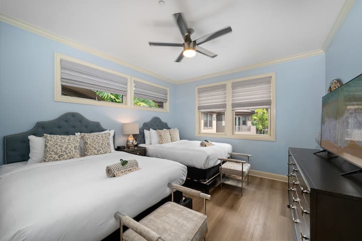 ผ่อนคลายในห้องนอนที่สว่างและโปร่งโล่งพร้อมเตียงควีนไซส์หรูหรา 2 เตียง การตกแต่งที่เก๋ไก๋ และหน้าต่างบานใหญ่ที่มีวิวทะเลสาบเขตร้อนอันเขียวชอุ่ม เหมาะสำหรับการพักผ่อนยามค่ำคืนและยามเช้าที่เงียบสงบ