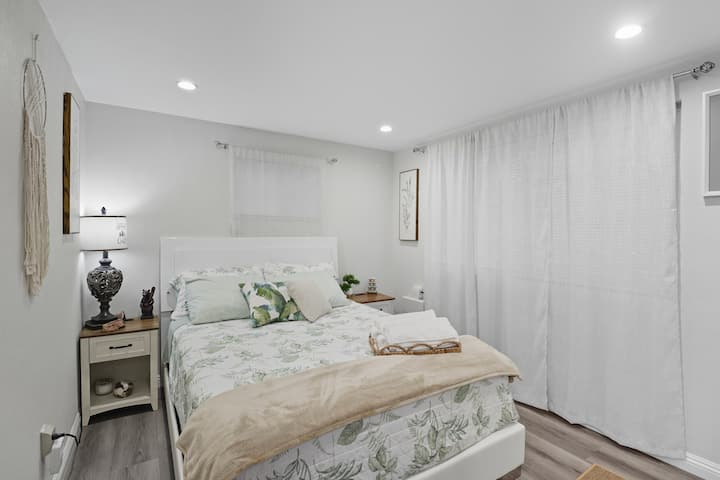 Შენობის შიგნით, ლამპა, სახლის დეკორი, საწოლი, ავეჯი