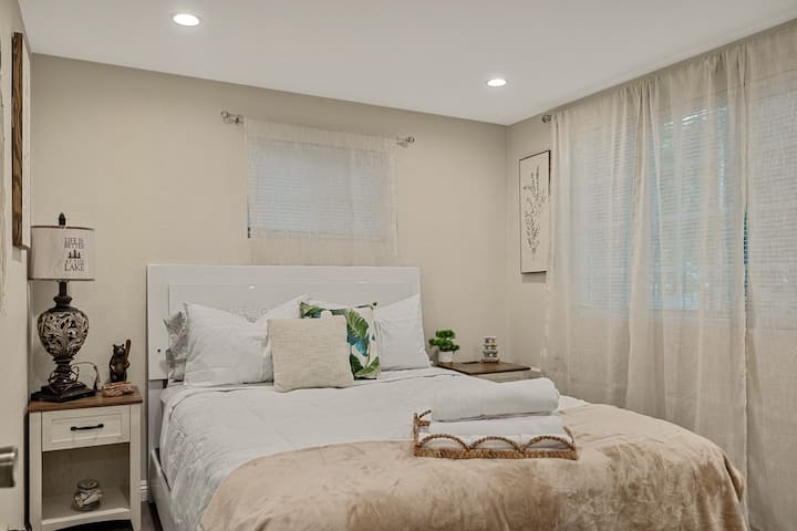 Შენობის შიგნით, სახლის დეკორი, ბალიში, საწოლი, ავეჯი