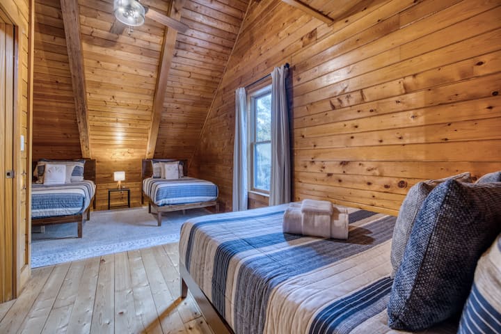 Spavaća soba na gornjem katu – puni krevet / dva odvojena kreveta