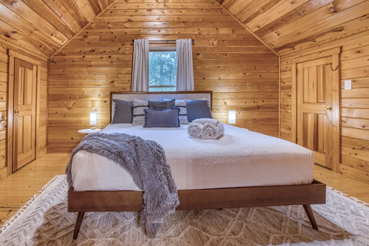 Gornji kat – spavaća soba s velikim bračnim krevetom