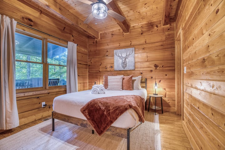 Spavaća soba s bračnim krevetom na glavnoj razini – odmah uz dnevni boravak