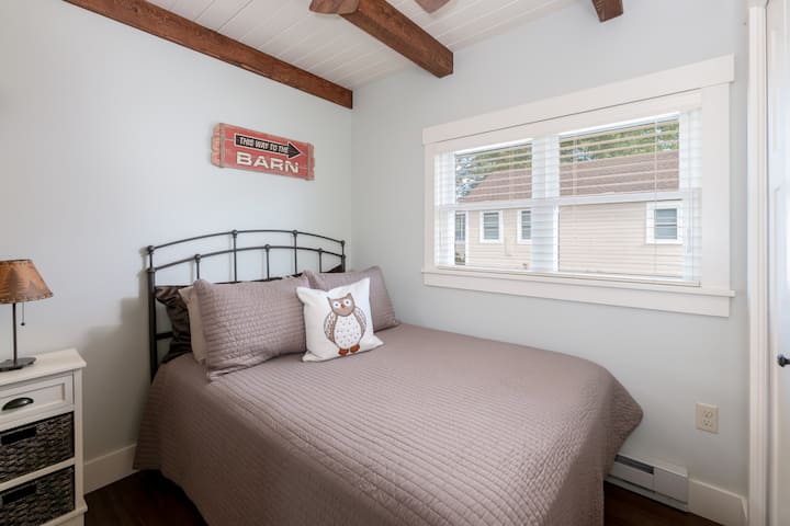 Očarujúca spálňa pre hostí s rustikálnym dekorom a dvoma samostatnými posteľami – ideálna pre deti alebo priateľov.