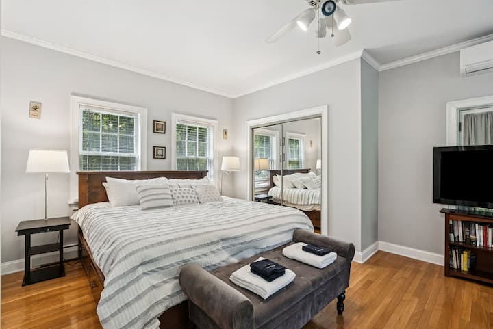 Спална соба бр. 1 (брачен и брачен кревет (широк 180-220 см)