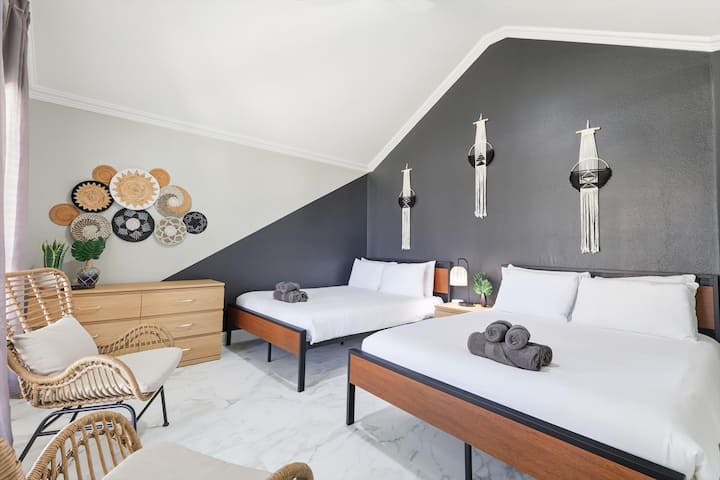 Ova mirna i opuštajuća spavaća soba ima prekrasan dekor, namjenski prostor za sjedenje, noćni ormarić s noćnom svjetiljkom i dva udobna bračna kreveta. 