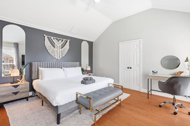 Uređena tako da pruža udobnost i eleganciju, ova glavna spavaća soba ima moderan namještaj, poseban radni kutak i privatnu kupaonicu.