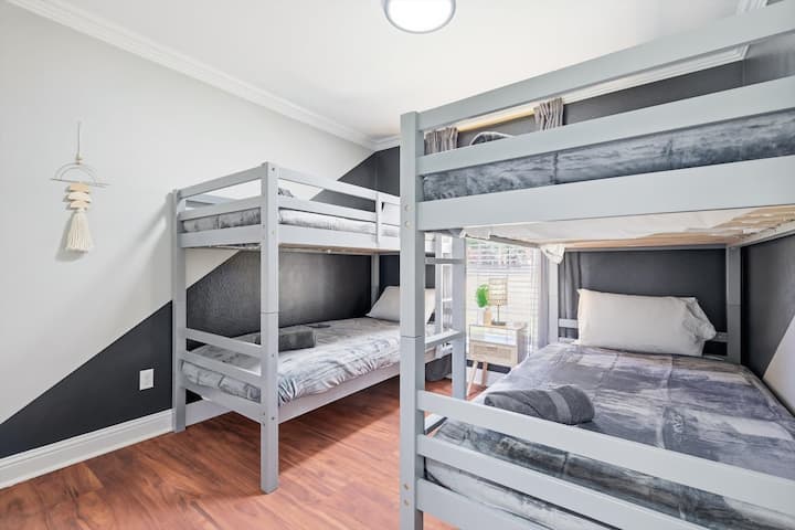 Što je bolje od spavaće sobe s jednim krevetom na kat? Spavaća soba s dva kreveta na kat! Imat ćete dvostruko više opcija za odabir – gornja ili donja? 