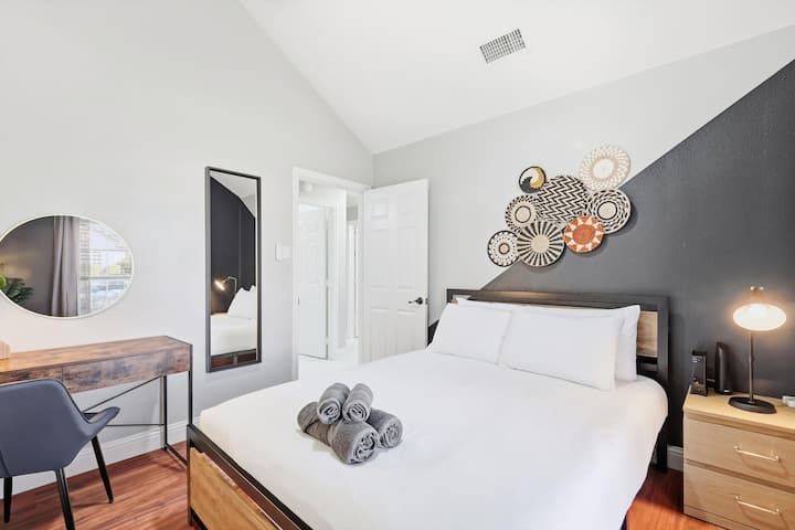 Utonite u san u ovoj elegantno uređenoj spavaćoj sobi s bračnim krevetom, posebnim radnim kutkom i noćnim ormarićem s lampom.