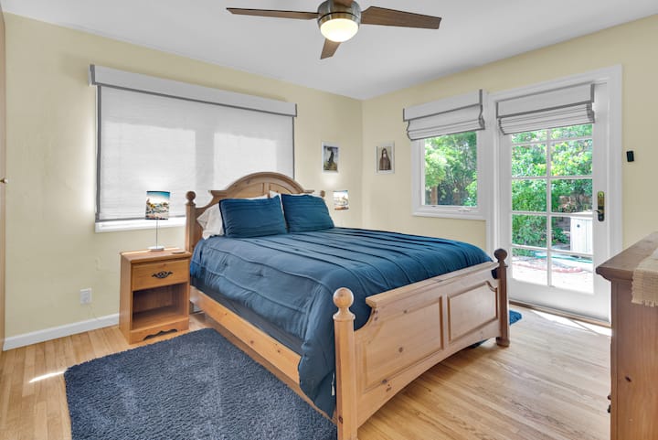 ห้องนอนใหญ่พร้อมประตูภายนอกไปยังพื้นที่สปา