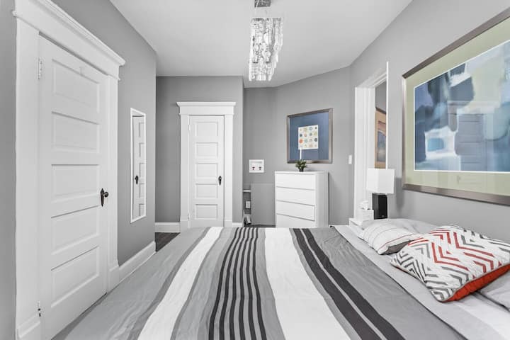 Dormitorio principal con cama tamaño queen | Para dormir profundamente y empezar el día con energía