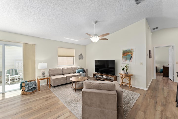 Sala de estar con televisor de pantalla plana grande.